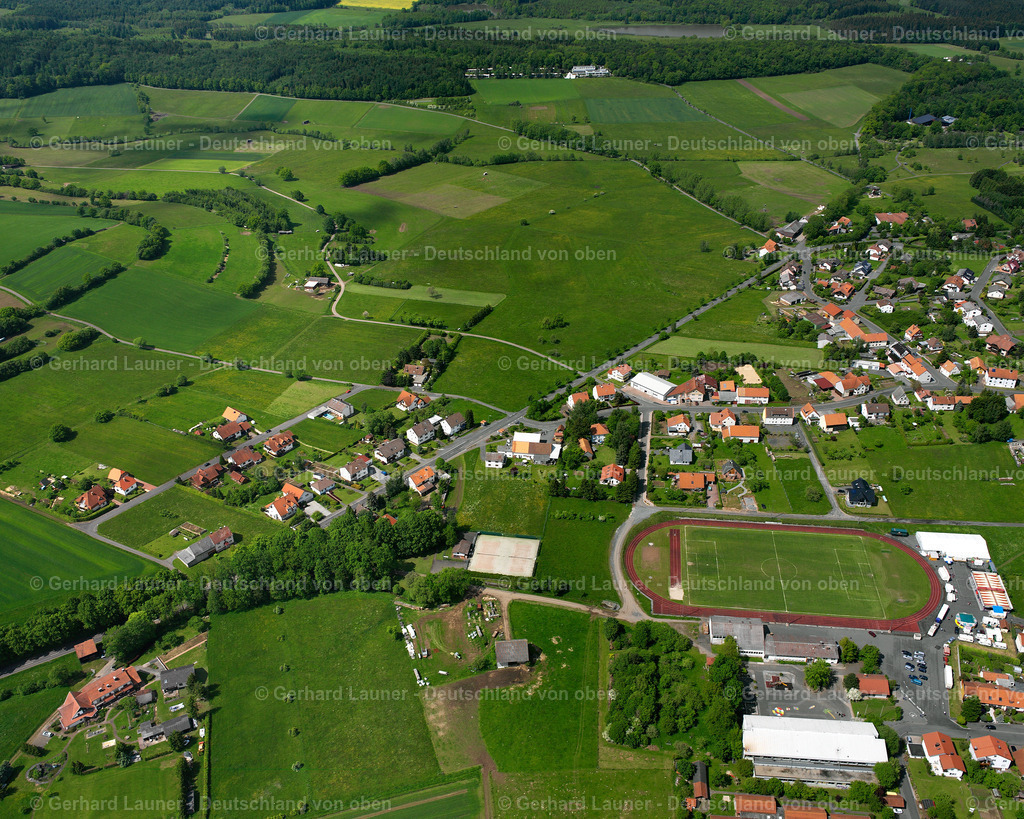 2615403 | HERBSTEIN 09.06.2006 Landwirtschaftliche Nutzflächen und Feldgrenzen  umsäumen das Siedlungsgebiet des Dorfes in Herbstein im Bundesland Hessen, Deutschland // Agricultural land and field boundaries surround the settlement area of the village  in Herbstein in the state Hesse, Germany Foto: Gerhard Launer