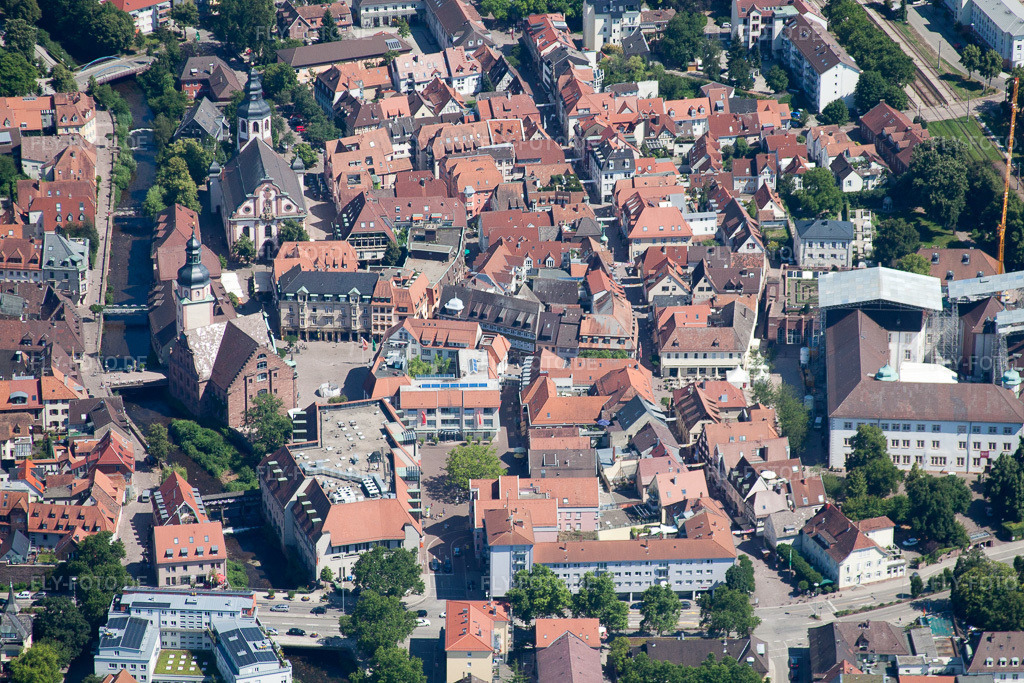 Luftbild: Altstadt in Ettlingen im Bundesland Baden-Württemberg in Deutschland. Foto: IMG_42032.jpg vom 27.06.2011 durch Werner Riehm/FLY-FOTO.de