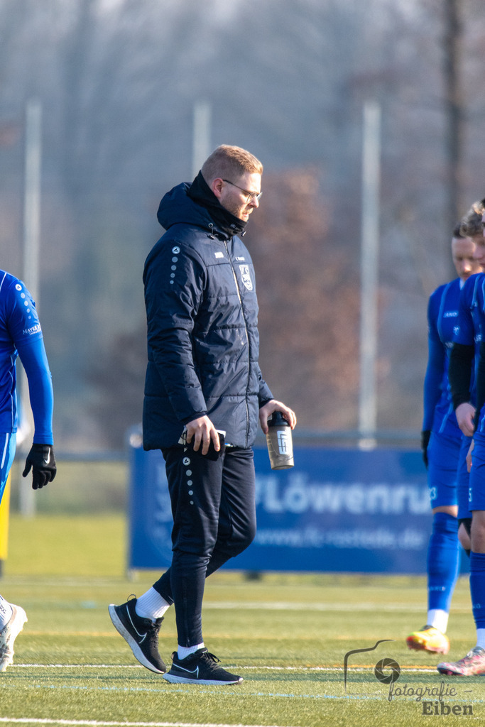 FC Rastede-Hansa Friesoythe | FC Rastede (blau)-Hansa Friesoythe (grün) am 09.02.2025 in Rastede (Sportanlage Kötterswegs), Photo: Philip Eiben 2025 - Realisiert mit Pictrs.com