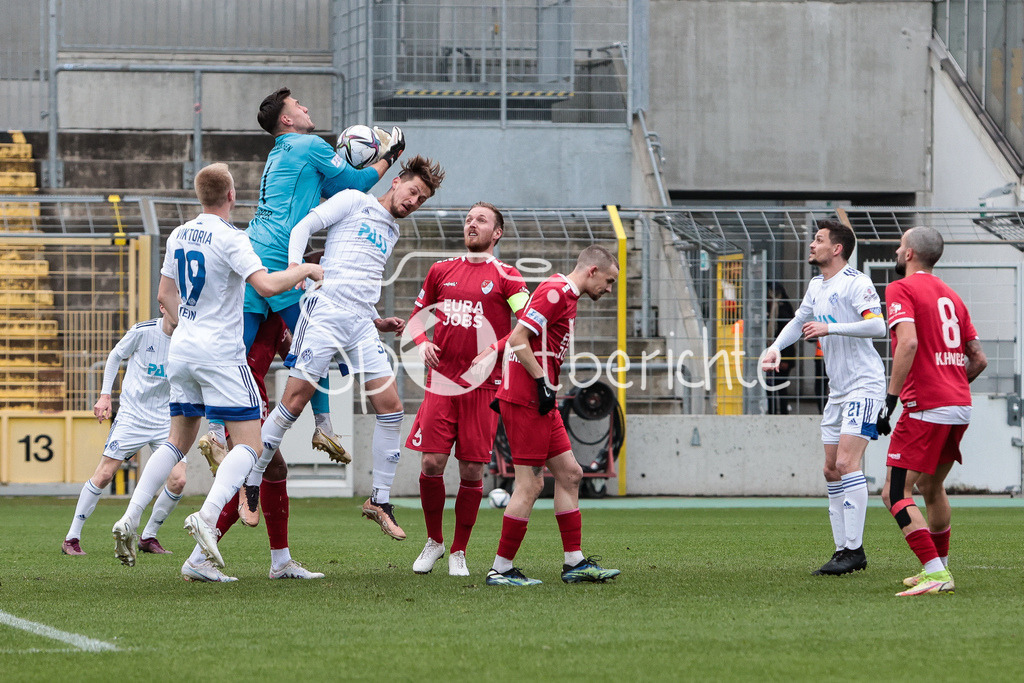 Türkgücü München - SV Viktoria Aschaffenburg | Johann HIPPER (TGM #1) faengt eine Flanke im Eigenen Strafraum ab