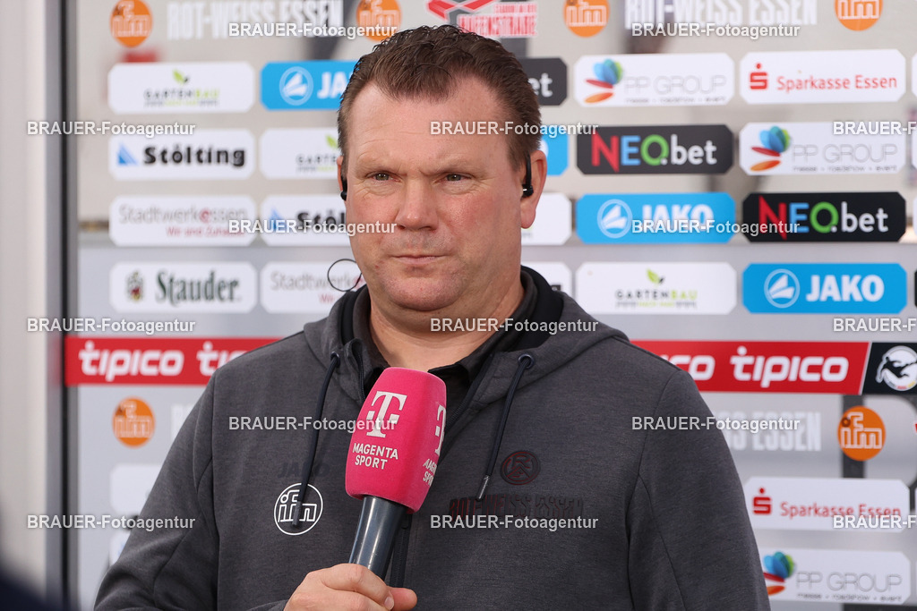 Rot-Weiss Essen - Viktoria Köln - 3.Liga | Essen, Deutschland, 18.10.2025 Uwe Koschinat (Rot-Weiss Essen) gibt ein Interview während des 3.Liga Spiels zwischen Rot-Weiss Essen- Viktoria Köln im Stadion an der Hafenstraße am 01.08.2025 in Essen. (Foto von Timo Bluhmki-Schmidt/ Brauer Fotoagentur
