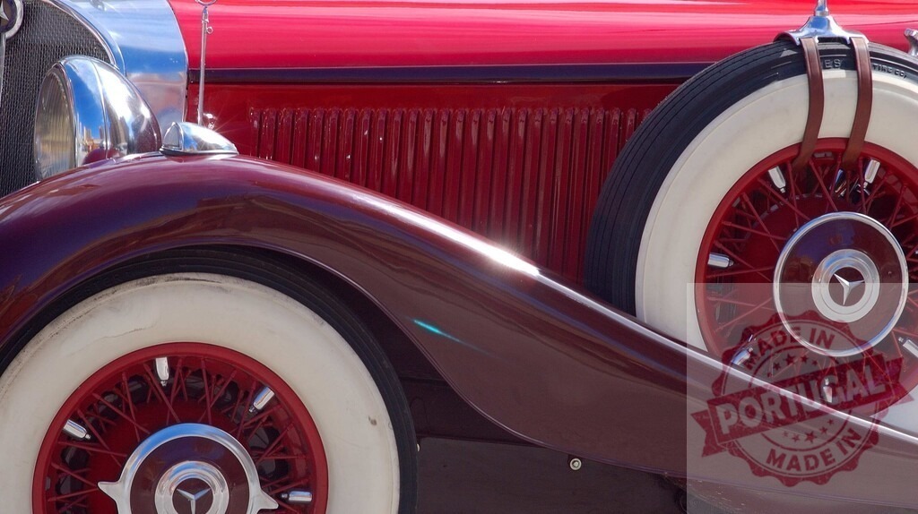 Red and burgundy Mercedes-Benz Nurburg 500 with whitewall tires and red rims showing its spare wheel | Close-up of a vintage Mercedes-Benz Nurburg 500 parked, highlighting its two-tone paint job, whitewall tires, and spare wheel - Realisiert mit Pictrs.com