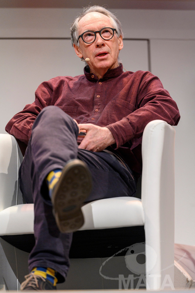 _DWA4881 | Ian McEwan bei der lit.Cologne 2023 Veranstaltung 'Ian McEwan. Ein Jahrhundertschriftsteller gibt Auskunft' in der Flora Köln.. Köln, 07.03.2023 - Realisiert mit Pictrs.com