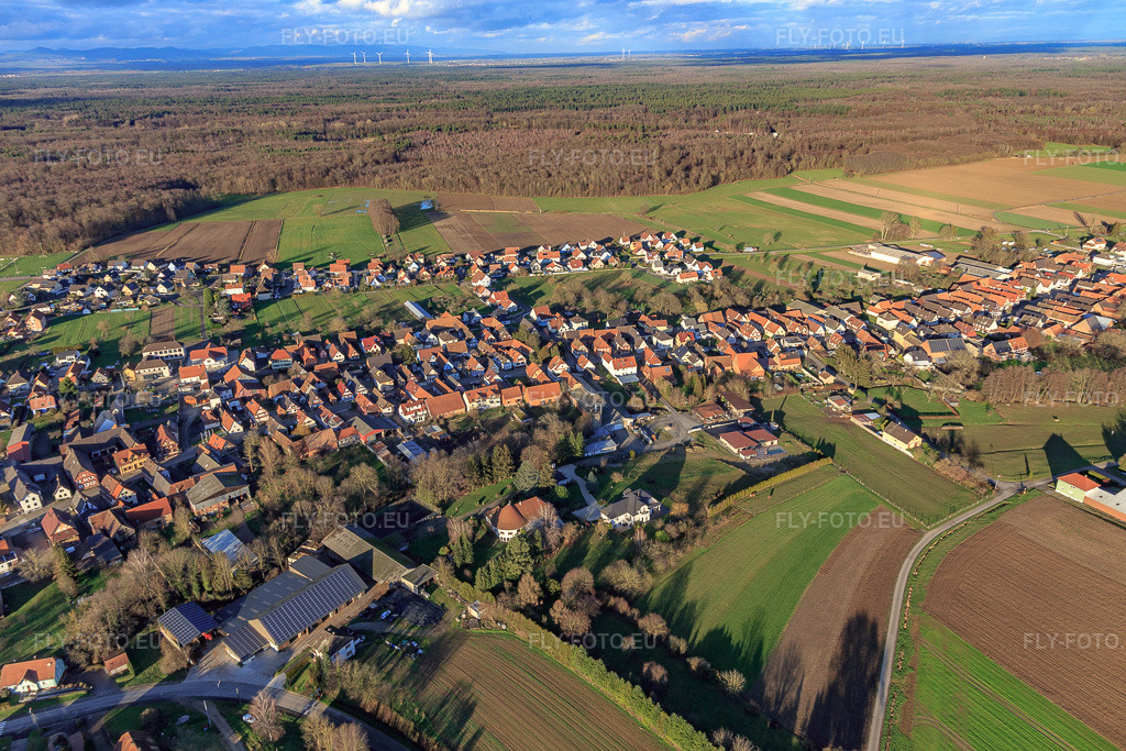 Vue aérienne: Vue de la ville depuis le sud-ouest à Niederlauterbach dans le département Bas Rhin, France.Photo: IMG_135709.jpg prise le 03/01/2023 par Werner Riehm/FLY-FOTO.euRésolution de l'original: 5472 x 3648 px