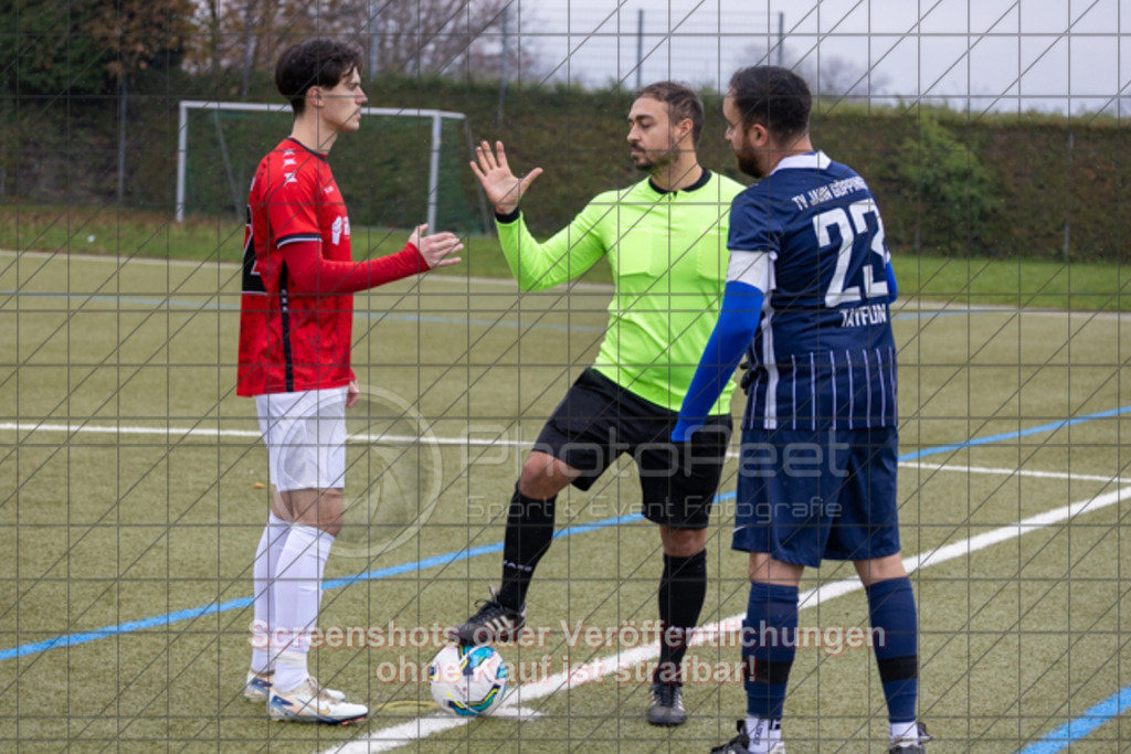 20251109_123705_0054 | #,1.Göppinger SV II (rot) vs. TV Jahn Göppingen II (blau), Fussball, Kreisliga B8, Bezirk Neckar/Fils, 12. Spieltag, Saison 2025/2026, Kunstrasenplatz Süd, Hohenstaufenstraße 116, 73033 Göppingen, 09.11.2025 - 12:30 Uhr,Foto: PhotoPeet-Sportfotografie/Peter Harich