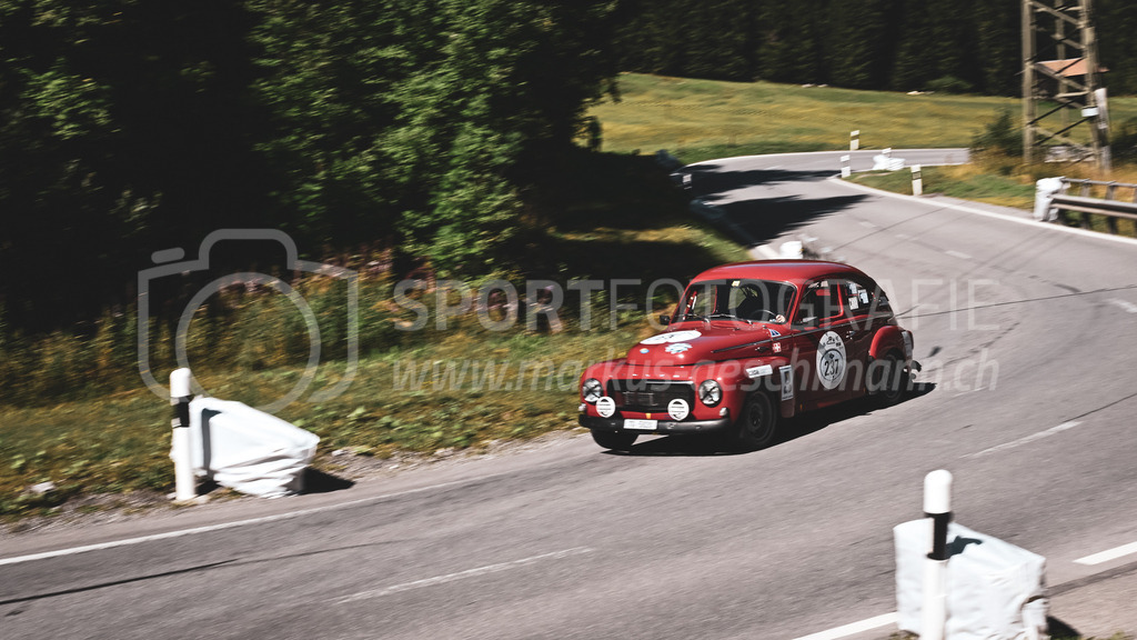 19. Arosa ClassicCar 2023 - 1. September 2023 | 19. Arosa ClassicCar 2023
Arosa, Schweiz
Bühler Andi aus Sirnach mit der Startnummer 237 in einem Volvo PV 544 Sport, Jahrgang 1960, in der Klasse Classic Trophy.
@arosaclassiccar, @arosa.official, #arosaclassiccar, #arosa, #76curves, #classiccar
Bild: Sportfotografie Markus Aeschimann | www.markus-aeschimann.ch - Realisiert mit Pictrs.com