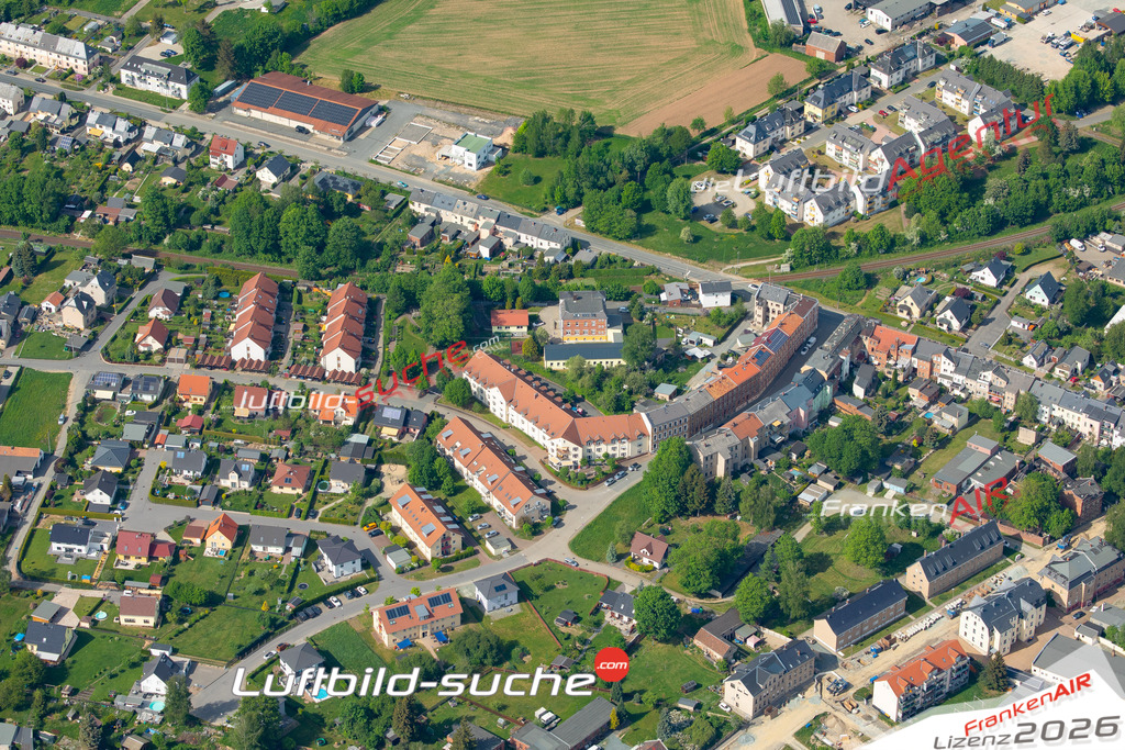 Das Luftbild der Stadt Treuen wurde 2022 vom Flugzeug heraus erstellt (keine Drohnen-Aufnahmen) Aufnahmehöhe ca.450 Meter- hohe Bildauflösung und Druck-Qualität. Garantiert!