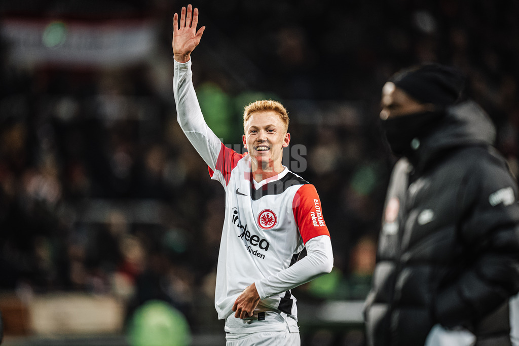 Fußball | Männer | Saison 2024/2025  | Fußball-Bundesliga | 16. Spieltag | FC St. Pauli vs. Eintracht Frankfurt | 11.01.2025 | Hugo Larsson (#16, Eintracht Frankfurt) winkt den Fans nach dem Spiel