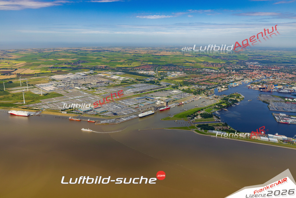 Luftbild der Stadt Emden - Das Luftbild wurde 2025 vom UL-Flugzeug heraus erstellt ( keine Drohnenaufnahme ) - Hochauflösende Luftaufnahme - für Wandbilder und großformatige Ausdrucke geeignet. Das besondere Geschenk!Hier alle&nbsp;Infos zur Lizenzierung der LuftaufnahmeWir fliegen auch dieses Jahr wieder in Ihre Region um Luftbilder zu erstellen.- Luftbild anfragen