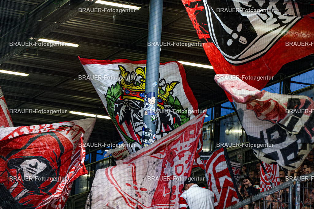 SV Wehen Wiesbaden - Rot-Weiss Essen | Wiesbaden, Deutschland, 22.08.2025Fanblock von Rot-Weiss Essenwährend des drittliga Spiels zwischen SV Wehen Wiesbaden und Rot-Weiss Essen am 22.08.2025 in der BRITA-Arena in Wiesbaden. (Foto von Timo Bluhmki-Schmidt/Brauer Fotoagentur
