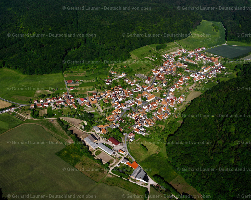 2634588 | LUTTER 09.06.2006 Wald- Gebiete und Forstflächen umsäumen das Siedlungsgebiet des Dorfes in Lutter im Bundesland Thüringen, Deutschland // Village - view on the edge of forested areas in Lutter in the state Thuringia, Germany Foto: Gerhard Launer