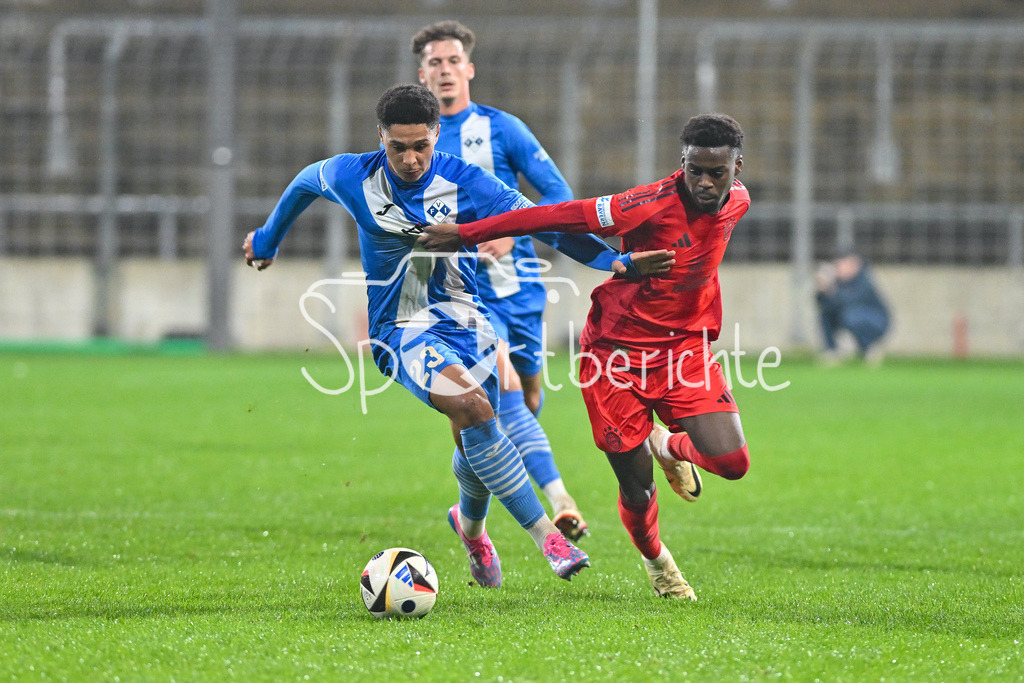 FC Bayern Amateure - FV Illertissen | im Duell David UDOGU (FV Illertissen #23) und Noel ASEKO NKILI (FC Bayern München II #16) / Zweikampf