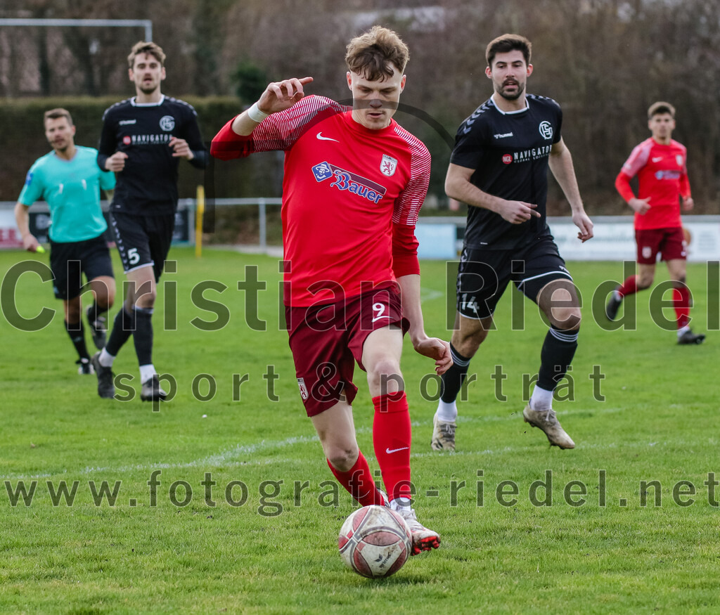 2024-02-24_016_FC_Schwaig_gegen_TSV_1880_Wasserburg | Oberding, Deutschland, 24.02.2024:
Fußball, 2. Runde Qualifikation TOTO-Pokal 2023 / 2024, 1. Spieltag, FC Schwaig gegen TSV 1880 Wasserburg,
Endergebnis: 2:3

Luca Wagner (TSV 1880 Wasserburg, #9), Johannes Empl (FC Schwaig, #14)

Foto: Christian Riedel / fotografie-riedel.net