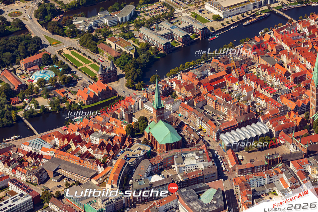 St Petri Kirche Lübeck Bild- Das Luftbild wurde 2025 vom UL-Flugzeug heraus erstellt ( keine Drohne bzw. Drohnenaufnahme ) - Hochauflösende Luftaufnahme -Nicht vergleichbar mit Google Maps oder Satelittenbilder- Die Geschenkidee !Mit Lizenz und Bildrechte bestellbar - CC
