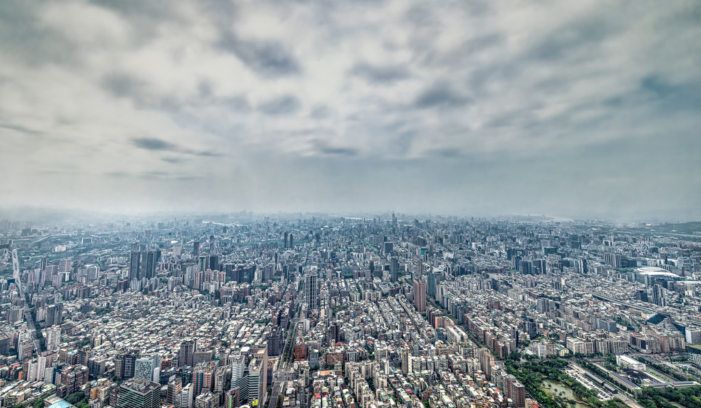 Panorama Blick über über die Häuser und Straßen von Taipeh,Von Wolkenkratzer Taipei 101 aus | Das Bild zeigt den Blick auf die Stadtlandschaft von Taipeh aus der Vogelperspektive, aufgenommen von der Aussichtsplattform des Wolkenkratzers Taipei 101 in Taiwan.Der Wolkenkratzer steht in Taipeh, der Hauptstadt von Taiwan.Etagen: Die berühmten Indoor- und Outdoor-Aussichtsplattformen befinden sich im 88., 89. und 101. Bei klarem Wetter reicht der Blick über das gesamte Stadtbecken. Oft ist die Sicht jedoch durch Dunst oder Wolken etwas eingeschränkt - Realisiert mit Pictrs.com