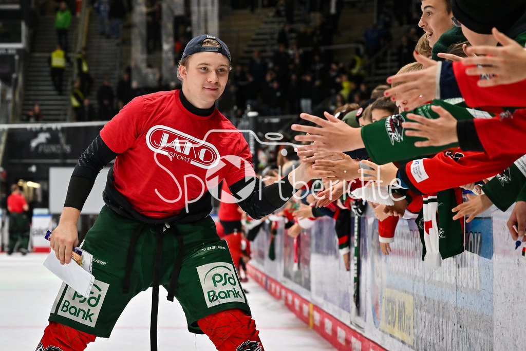 Augsburger Panther - Schwenninger Wild Wings | AUGSBURG, DEUTSCHLAND - 2. NOVEMBER: Die Spieler der Panther feier zusammen mit den Zuschauern den Heimsieg gegen Schwenningen nach dem Ligaspiel zwischen den Augsburger Panthern und den Schwenninger Wild Wings am 17. Spieltag der Penny DEL im Curt Frenzel Stadion am 02.11.2025 /  Florian ELIAS (Augsburger Panther 67)