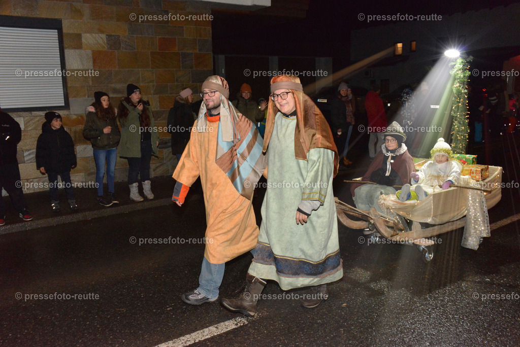 -news-2022-Dez05-Nikolo-Einzug-Lechaschau-WTV_6288 | Info aus dem Bezirk Reutte/Ausserfern Tirol sowie eine umfangreiche Bilddatenbank über die gesamte Region: Lechtal, Talkessel Reutte, Tannheimertal, Zwischentoren. Lech, Plansee, Zugspitze, Grenztunnel, B179, Fernpassstraße, Verkehr, Lawinen, Tradition, - Realisiert mit Pictrs.com