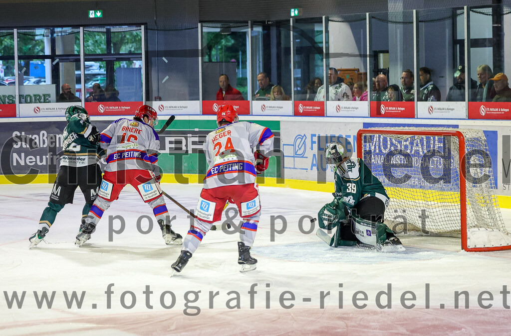 2025-09-14_038_TSV_Erding_gegen_EC_Peiting | Erding, Deutschland, 14.09.2025:Eishockey, Oberliga Süd 2025 / 2026, Testspiel, TSV Erding gegen EC Peiting, Endergebnis: 2:3Carson Briere (EC Peiting, #16), Thomas Heger (EC Peiting, #24), Torwart Leon Meder (Erding Gladiators, #39)Foto: Christian Riedel / fotografie-riedel.net