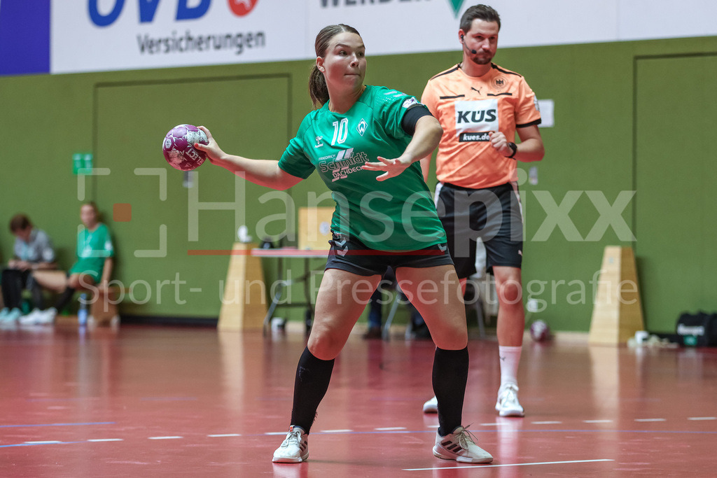 Handball, DHB-Pokal Frauen, SV Werder Bremen - VfL Oldenburg | v.li.: Madita Probst (SV Werder Bremen, 10) beim Siebenmeter, 7m, Spielszene, Aktion, Action