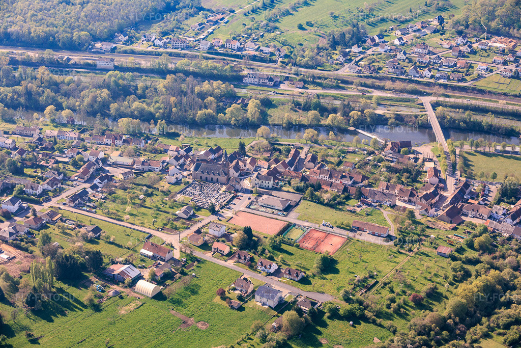 Vue aérienne: Le vieux moulin de Saareinsmingen, son église et son cimetière se trouvent sur les rives de la Sarre. à Sarreinsming dans le département Moselle, France – .Photo: IMG_154995.jpg prise le 18/04/2026 par Werner Riehm/FLY-FOTO.eu – Résolution de l'original: 6000 x 4000 px