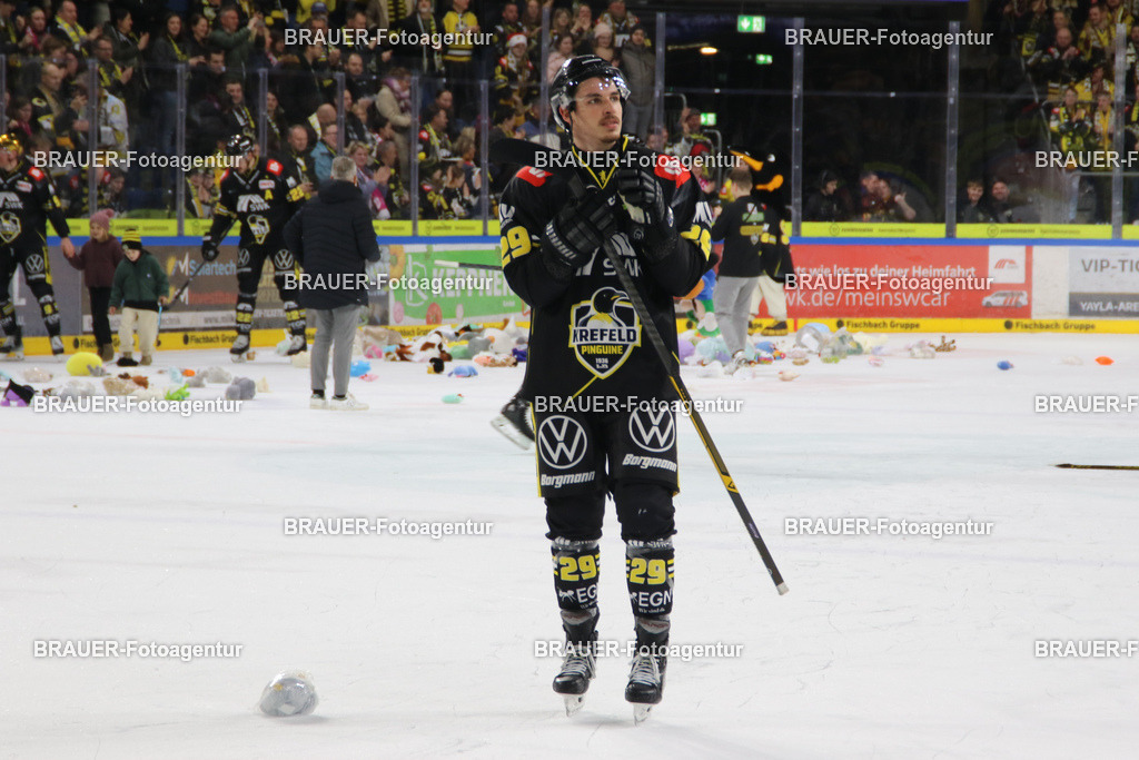 Krefeld Pinguine - Kassel Huskies | Krefeld, Deutschland, 05.12.2025: David Cerny (Krefeld Pinguine) jubelt nach dem DEL2-Spiel zwischen Krefeld Pinguine - EC Kassel Huskies am 05.12.2025 in der Yayla-Arena in Krefeld, Deutschland. (Foto Ralph Görtz / Brauer-Fotoagentur)