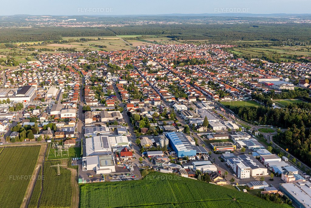 Luftbild: Ortsansicht im Ortsteil Kirrlach in Waghäusel im Bundesland Baden-Württemberg in Deutschland. Foto: IMG_102494.jpg vom 24.08.2017 durch Werner Riehm/FLY-FOTO.de