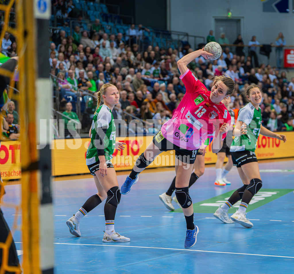 Handball I Frauen I Saison 2025-2026 I 1. HBF I 15. Spieltag I VFL Oldenburg - SV Union Halle-Neustadt 0089 | Madeleine Östlund (13, SV Union Halle-Neustadt) alleine aufs Tor - Realisiert mit Pictrs.com