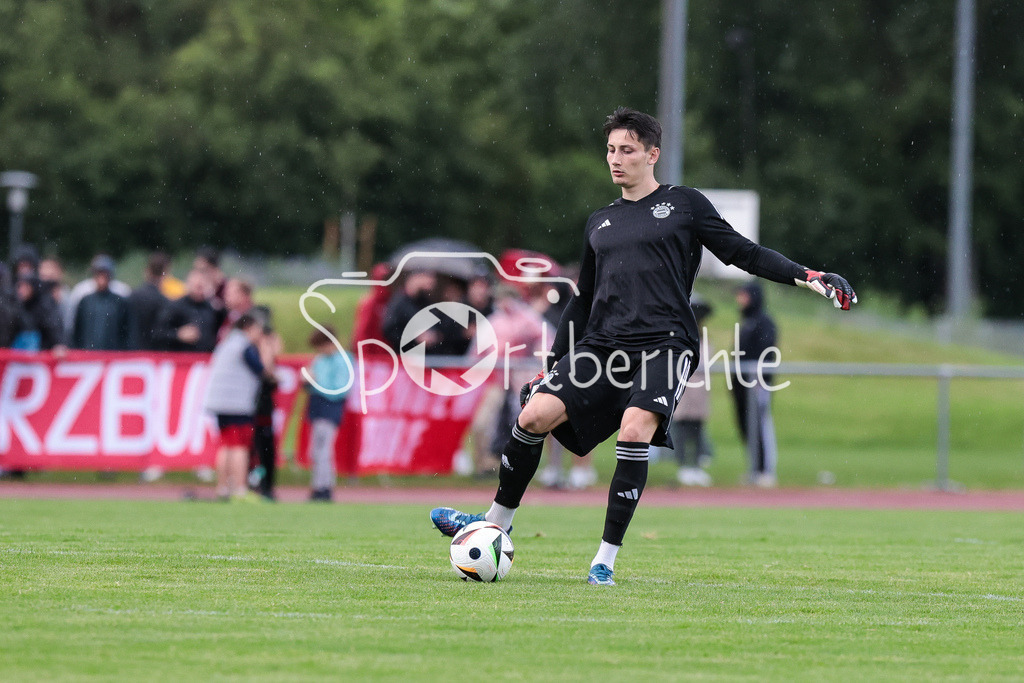 SSV Dillingen - FC Bayern Amateure | am Ball FCB Ersatzkepper Hannes HEILMAIR / Freisteller / Einzelfoto