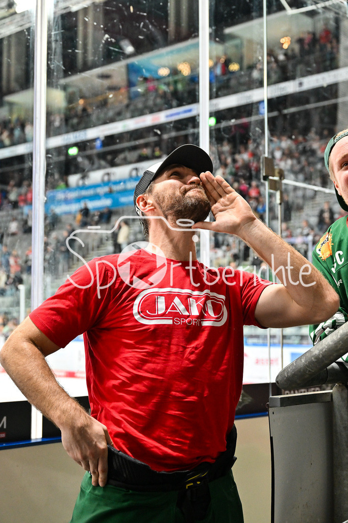 Augsburger Panther - Löwen Frankfurt | Die Spieler der Augsburger Panther feiern zusammen mit den Fans den Heimsieg gegen Frankfurt - Alexandre GRENIER (Augsburger Panther 82)  beim match zwischen den Augsburger Panthern und den Löwen Frankfurt am 8. Spieltag der Penny DEL im Curt Frenzel Stadion am 19.10.2025