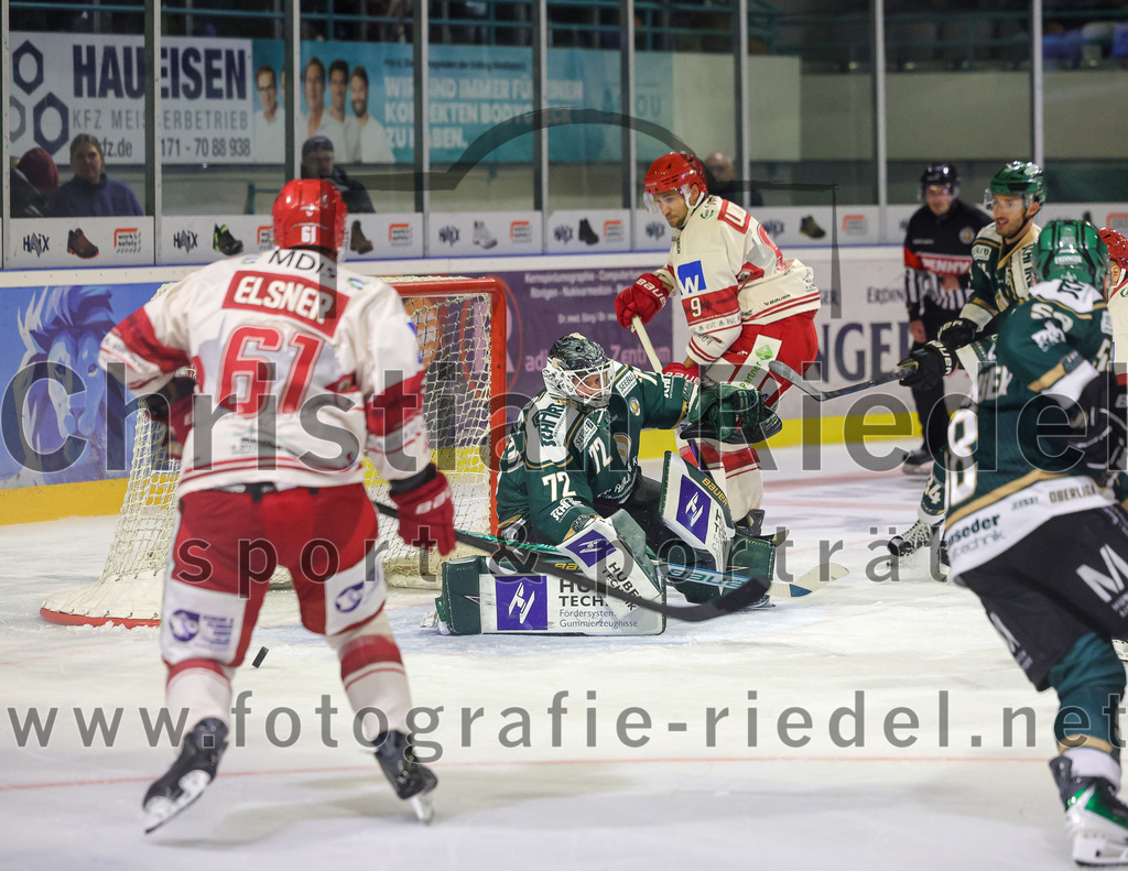 2025-09-12_096_TSV_Erding_gegen_EV_Landshut | Erding, Deutschland, 12.09.2025:Eishockey, Oberliga Süd 2025 / 2026, Testspiel, TSV Erding gegen EV Landshut, Endergebnis: 4:6David Elsner (EV Landshut, #61), Torwart David Zabolotny (Erding Gladiators, #72), Tobias Lindberg (EV Landshut, #9)Foto: Christian Riedel / fotografie-riedel.net
