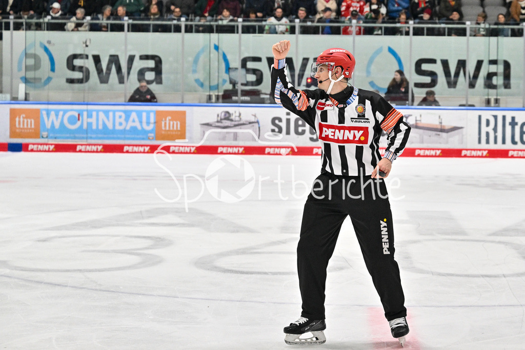 Augsburger Panther - Adler Mannheim | Im Bild ein Schiedsrichter / Sondertrikot / DEL / Klimawoche / Nachhaltigkeit / DEL: Augsburger Panther - Adler Mannheim, Curt Frenzel Stadion am 16.02.2025