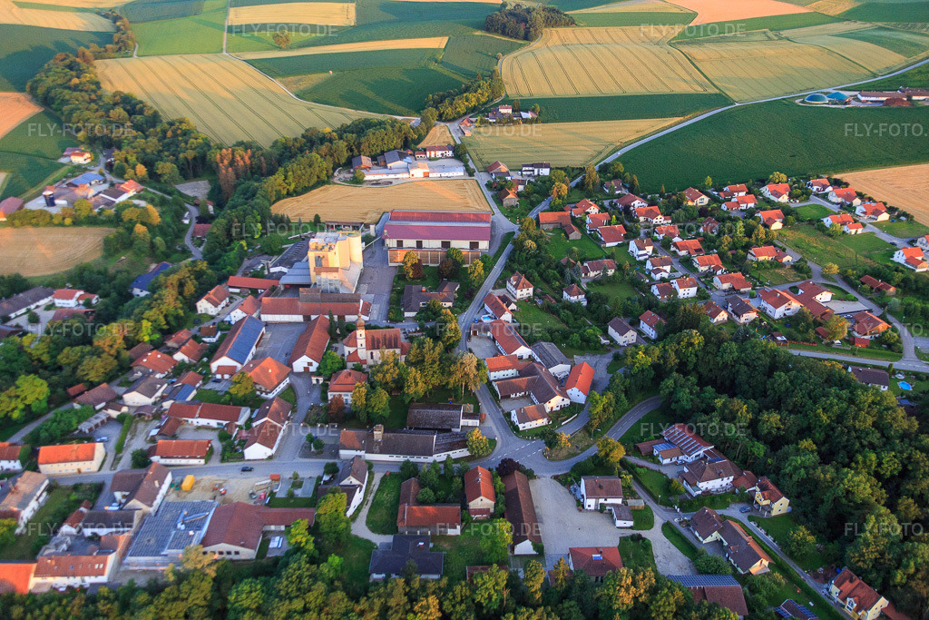 Luftbild: Gewerbegebiet aus Westen im Ortsteil Ettling in Wallersdorf im Bundesland Bayern in Deutschland. Foto: IMG_090395.jpg vom 01.07.2016 durch Werner Riehm/FLY-FOTO.de