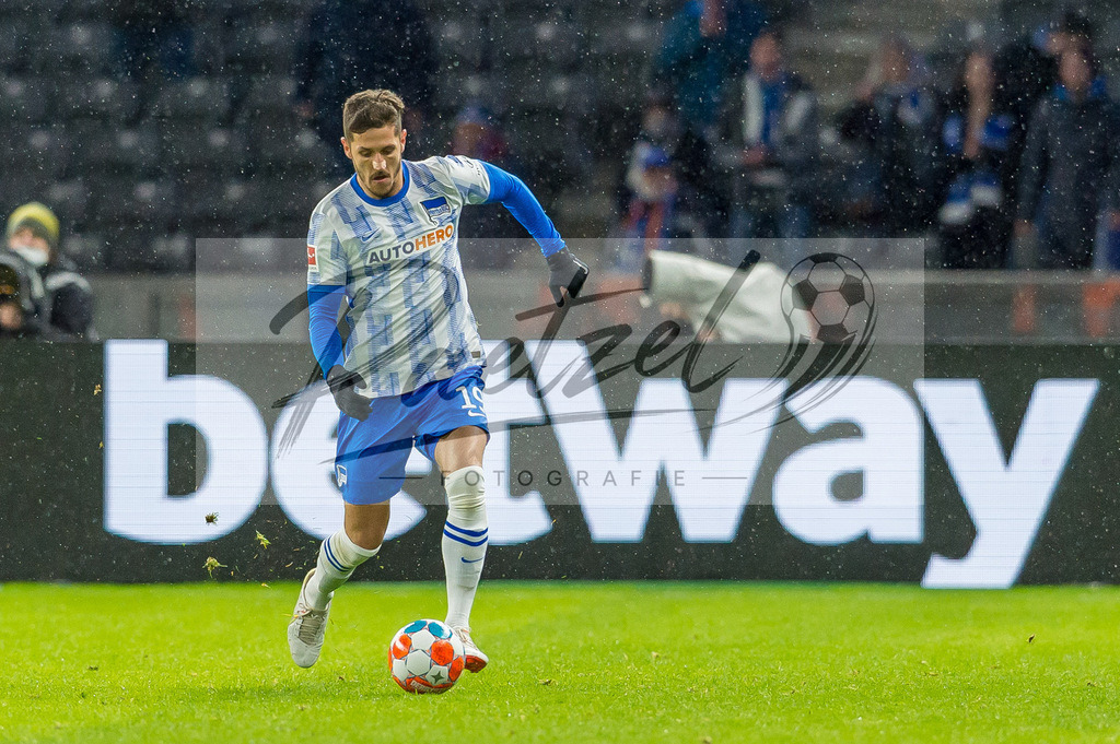 BSCRBL20220220_140 | Fussball, Herren: Stevan Jovetic (Hertha BSC) in Aktion, am Ball, Einzelaktion bei dem Spiel der 1. Bundesliga zwischen Hertha BSC und RB Leipzig im Olypiastadion am 20.02.2022 in Berlin, Deutschland.DFB / DFL REGULATIONS PROHIBIT ANY USE OF PHOTOGRAPHS AS IMAGE SEQUENCES AND/OR QUASI-VIDEO. - Realisiert mit Pictrs.com