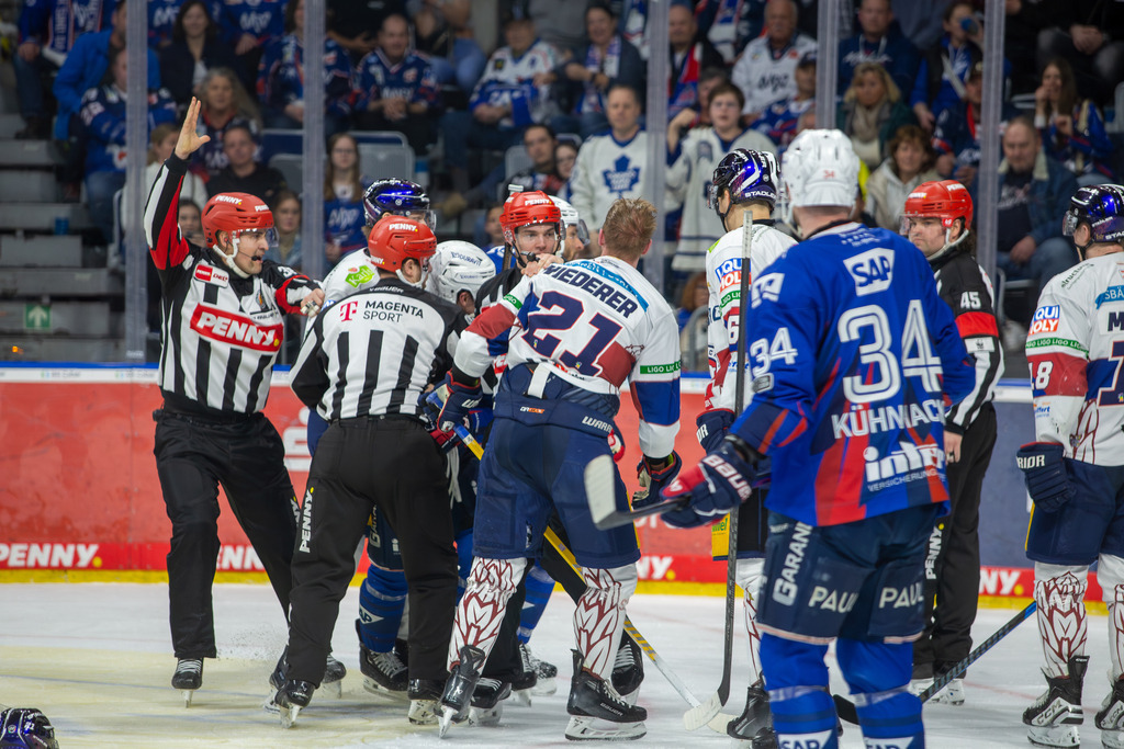 DEL, Deutsche Eishockey Liga Saison 2024/25, 52. Spieltag: Adler Mannheim gegen Eisbären Berlin***Bild: Rangelei zwischen Manuel Wiederer (21, Berlin) und Marc Michaelis (65, Mannheim). Beide erhalten Strafzeiten wegen übertriebener Härte | DEL, Deutsche Eishockey Liga Saison 2024/25, 52. Spieltag: Adler Mannheim gegen Eisbären Berlin***Bild: Rangelei zwischen Manuel Wiederer (21, Berlin) und Marc Michaelis (65, Mannheim). Beide erhalten Strafzeiten wegen übertriebener Härte - Realisiert mit Pictrs.com