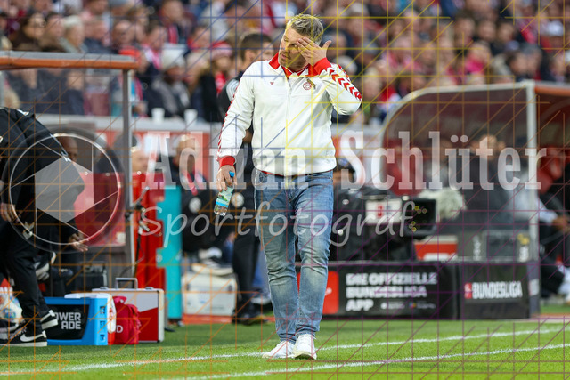 1. FC Köln vs Hamburger SV - 1. Bundesliga  | Köln, Deutschland, 02.11.25:   Trainer Lukas Kwasniok  gestikuliert, Gestik waehrend des Spiels der Bundesliga zwischen  1. FC Köln vs Hamburger SV in der RheinEnergieStadion(Foto von Brauer-Fotoagentur / Adrian Schlueter)