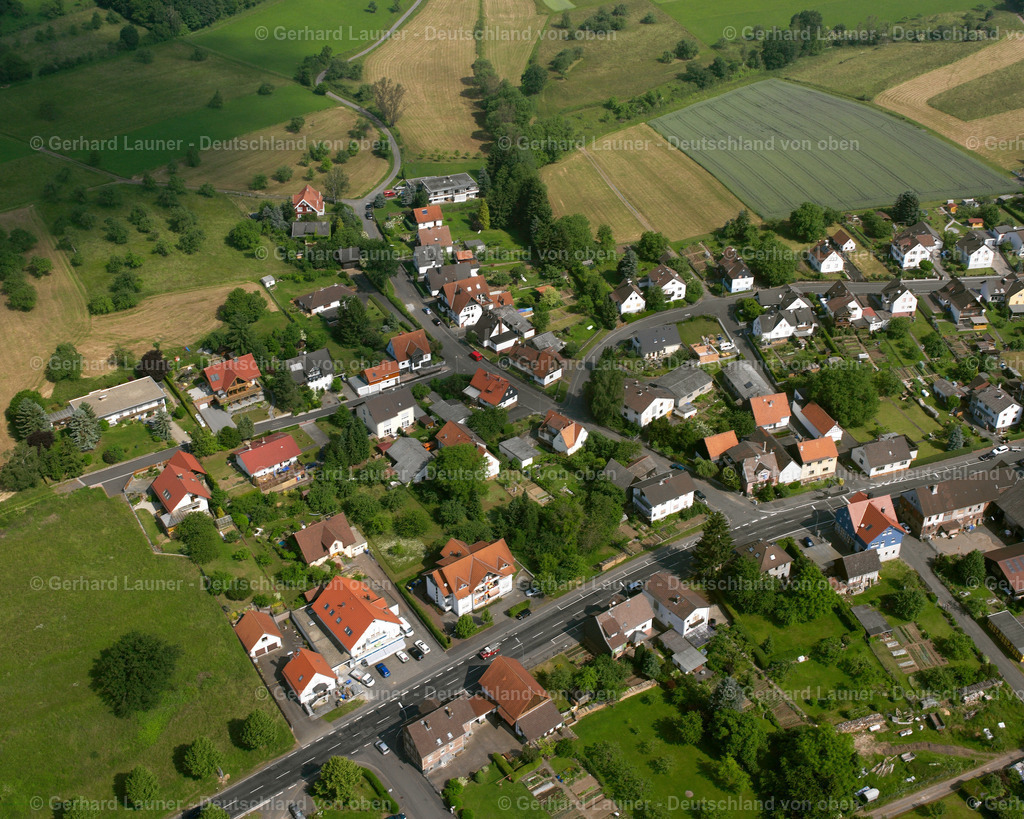 2615912 | RAINROD 09.06.2006 Landwirtschaftliche Nutzflächen und Feldgrenzen  umsäumen das Siedlungsgebiet des Dorfes in Rainrod im Bundesland Hessen, Deutschland // Agricultural land and field boundaries surround the settlement area of the village  in Rainrod in the state Hesse, Germany Foto: Gerhard Launer