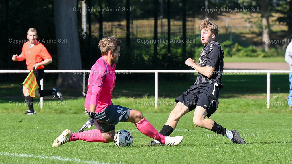 Kieler MTV vs TSV Bordesholm | Janne Rudolph (KMTV #9) scheitert an Chris Kröhnert (Bordesholm #99) / Fußball-Verbandsliga Ost Männer 2025/2026 / Kieler MTV vs TSV Bordesholm / Professor-Peters-Platz / Kiel / 28.09.25 - Realisiert mit Pictrs.com