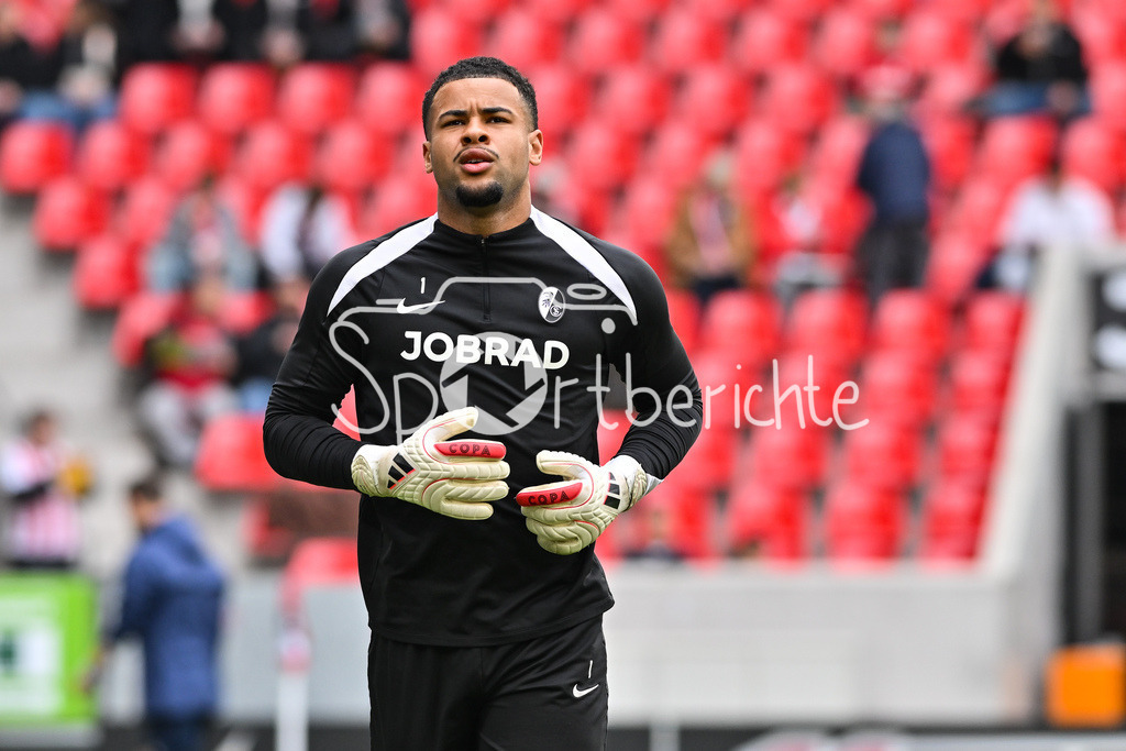 SC Freiburg - FC Bayern München | FREIBURG, GERMANY - 04. APRIL: im Bild Noah ATUBOLU (SC Freiburg 1) beim warmup vor dem Match zwischen dem SV Wacker Burghausen und den Amateuren des FC Bayern München am 26. Spieltag der Regionalliga Bayern im Flatbuy Stadion / Einzelfoto / Freisteller während dem Bundesligamatch zwischen dem SC Freiburg und dem FC Bayern München am 28. Spieltag im Europa-Park Stadion