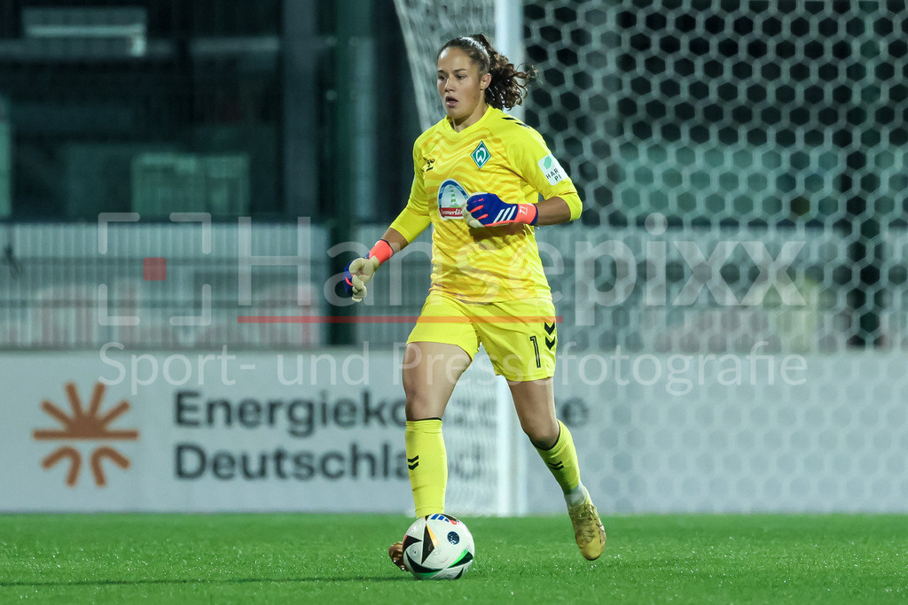 Fussball, Google Pixel Frauen-Bundesliga, RB Leipzig - SV Werder Bremen | v.li.: Livia Peng (Torhüterin, Torwart, SV Werder Bremen, 1) am Ball, Freisteller, Einzelbild, Ganzkörper, Aktion, Action, Spielszene, DIE DFB-RICHTLINIEN UNTERSAGEN JEGLICHE NUTZUNG VON FOTOS ALS SEQUENZBILDER UND/ODER VIDEOÄHNLICHE FOTOSTRECKEN. DFB REGULATIONS PROHIBIT ANY USE OF PHOTOGRAPHS AS IMAGE SEQUENCES AND/OR QUASI-VIDEO.