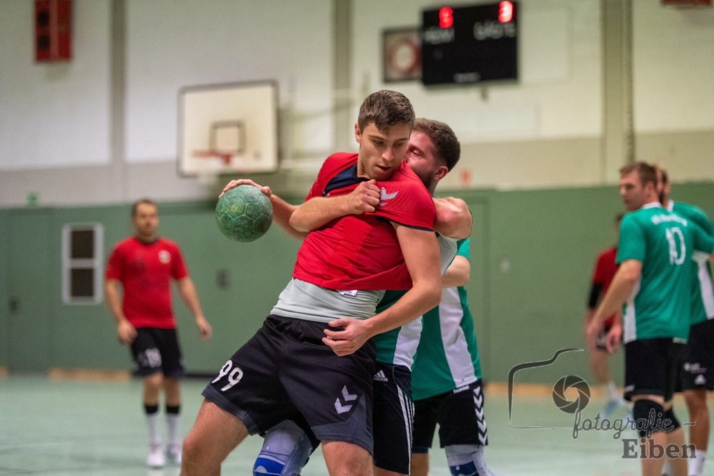 VFL Oldenburg-SG FriPe | Herren Regionsoberliga; VFL Oldenburg (grün)-SG FriPe (rot) am 04.11.2023 in Oldenburg (Robert-Schumann-Halle Oldenburg), Deutschland, Photo: Philip Eiben 2023 - Realisiert mit Pictrs.com
