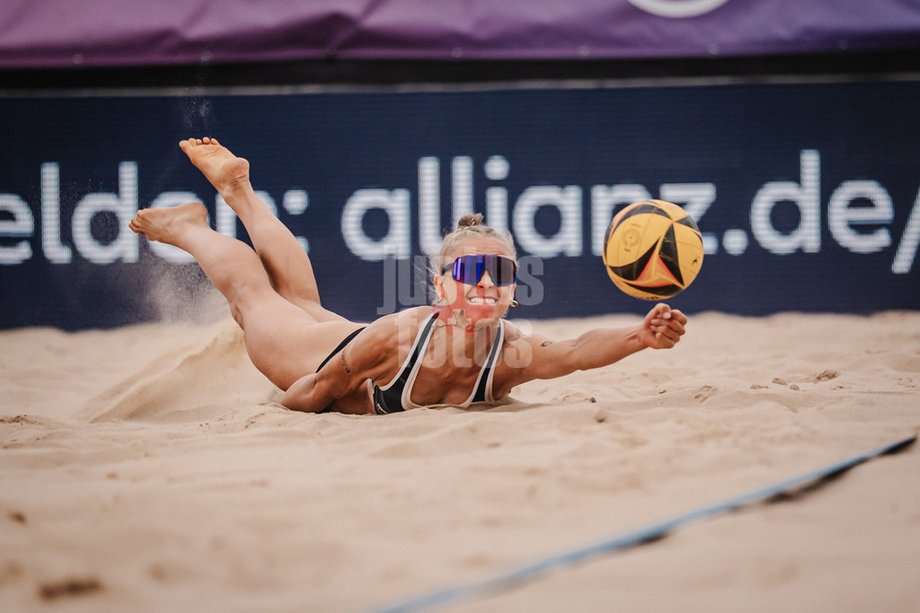 Beachvolleyball | Frauen | Allianz German Beach Tour 2025 | Tourstop Berlin | 17.08.2025 | Paula Schürholz springt zum Ball