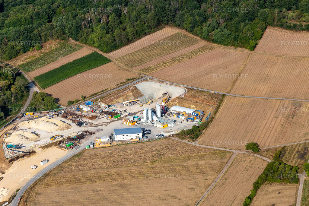 Luftbild: Baustelle des Tunnelportals Ost für den Astrid-Tunnel zur Unterquerung und Ortsumgehung von Bad Bergzabern zwischen B38 (Weinstraße) und B427 (Kurtalstraße) in Dörrenbach im Bundesland Rheinland-Pfalz in Deutschland.Foto: IMG_134255.jpg vom 29.08.2022 durch Werner Riehm/FLY-FOTO.deBemo: - BEMO Tunnelling GmbHLandesbetrieb Mobilität Rheinland-PfalzStadt Bad BergzabernHerrenknecht AG - Pioneering Underground Together