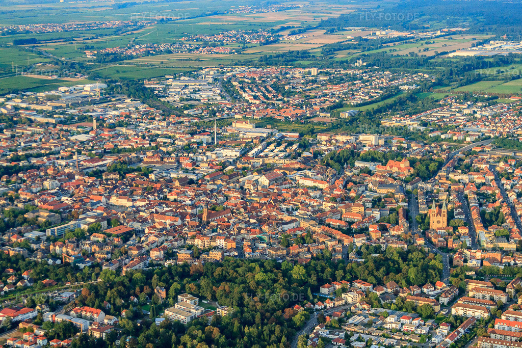 Luftbild: Stadtübersicht aus Westen in Landau in der Pfalz im Bundesland Rheinland-Pfalz in Deutschland. Foto: IMG_32959.jpg vom 03.09.2010 durch Werner Riehm/FLY-FOTO.de