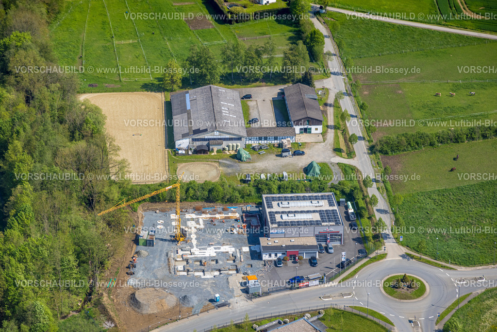 Meschede230500686 | Luftbild, Gewerbegebiet Enste an der Autobahn A46, Baustelle, Karosserie und Lackiercenter Vogel, Reitverein Calle Meschede, SH Anbaugeräte GmbH, Enste, Meschede, Sauerland, Nordrhein-Westfalen, Deutschland