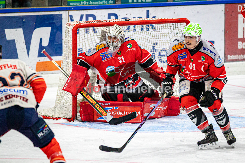 TSV Peißenberg MINERS vs ESC Kempten SHARKS | Eishockey Bayernliga Herren Vorrunde 2024/2025, TSV Peißenberg MINERS vs ESC Kempten SHARKS, 20241018,Korbinian SERTL (MINERS Goali 31) im Tor,2024-10-18 in Peißenberg (Eisstadion)Korbinian SERTL (MINERS Goali 31), Martin LIDL (MINERS 44)Copyright: WolfgangxLindner foto-lindner.de