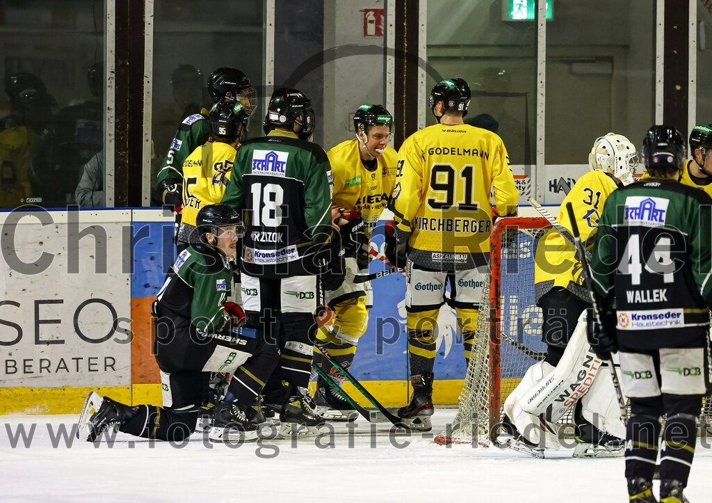 2022-11-20_075_TSV_Erding_gegen_ERSC_Amberg | Erding, Deutschland, 20.11.2022:
Eishockey, Bayernliga 2022 / 2023, 15. Spieltag, TSV Erding gegen ERSC Amberg, Endergebnis: 5:1

Sebastian Busch (Erding Gladiators, #11), Daniel Krzizok (Erding Gladiators, #18), Michael Kirchberger (ERSC Amberg, #91), Torwart Timon Bätge (ERSC Amberg, #31), Paul Wallek (Erding Gladiators, #44)

Foto: Christian Riedel / fotografie-riedel.net