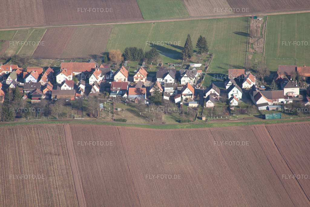 Luftbild: Rue Principale aus Süden in Schleithal im Bundesland Bas-Rhin in Frankreich. – Foto: IMG_48491.jpg vom 11.12.2011 durch Werner Riehm/FLY-FOTO.de – Auflösung des Originals: 4752 x 3168 px