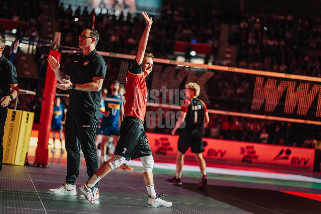 Volleyball | Männer | Testspiel | Deutschland vs. Italien | 26.05.2025 | Leonard Graven (#2, Deutschland) läuft ins Stadion ein