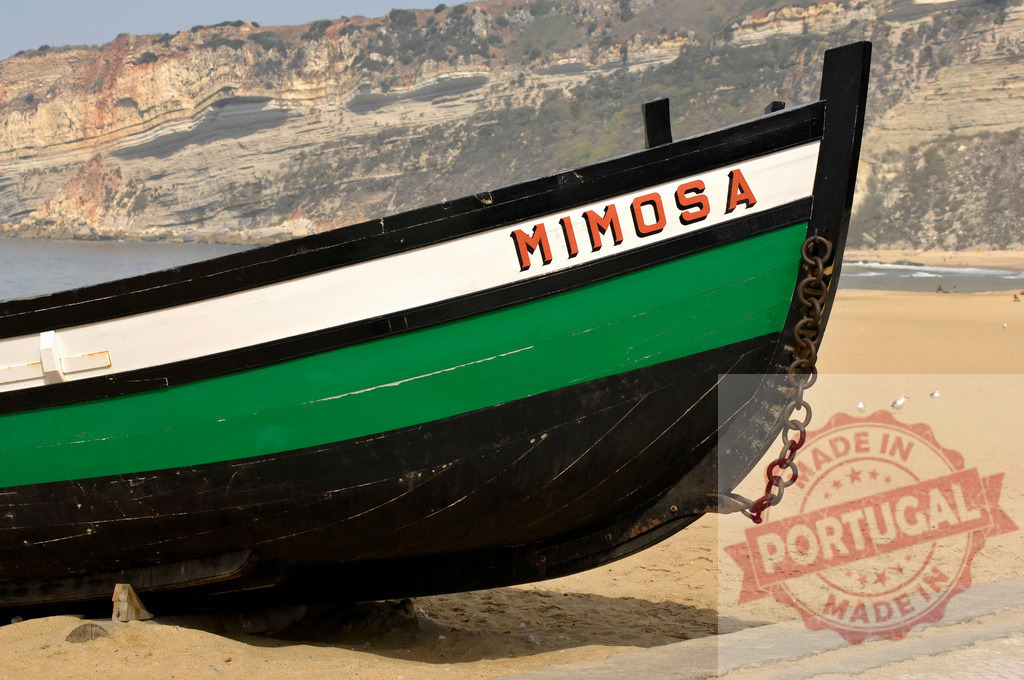 Mimosa fishing boat resting on sandy beach | Traditional fishing boat Mimosa resting on a sandy beach backed by cliffs - Realisiert mit Pictrs.com