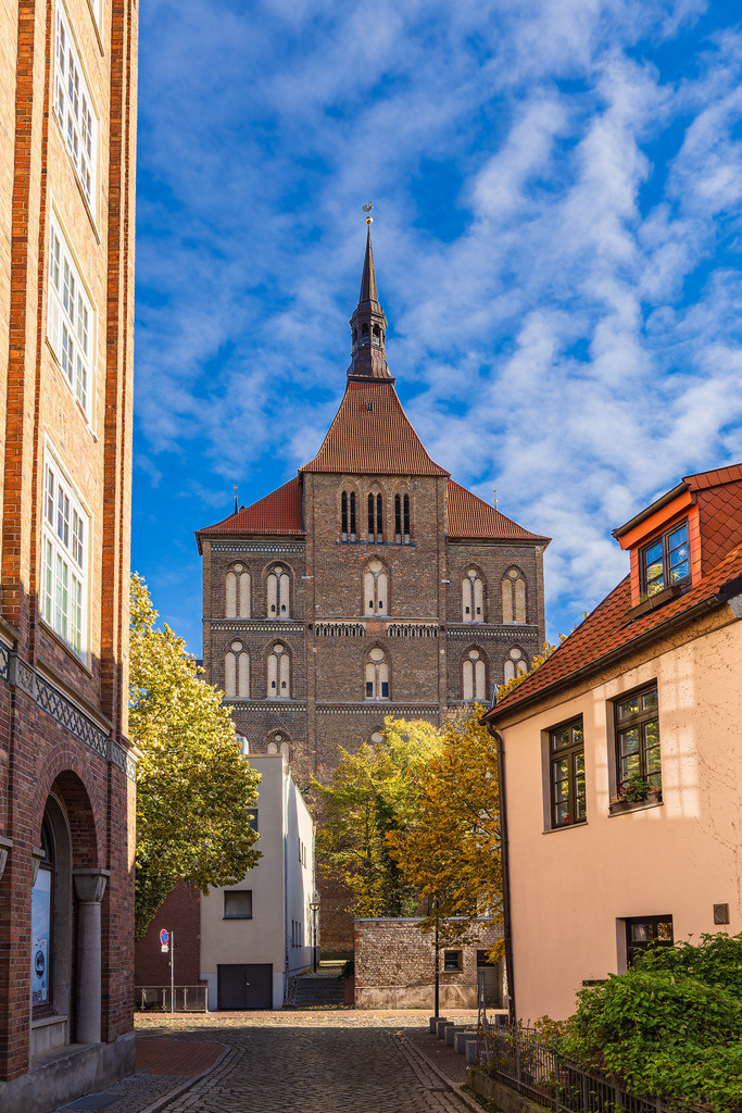 Blick auf die Marienkirche in der Hansestadt Rostock im Herbst | Blick auf die Marienkirche in der Hansestadt Rostock im Herbst.